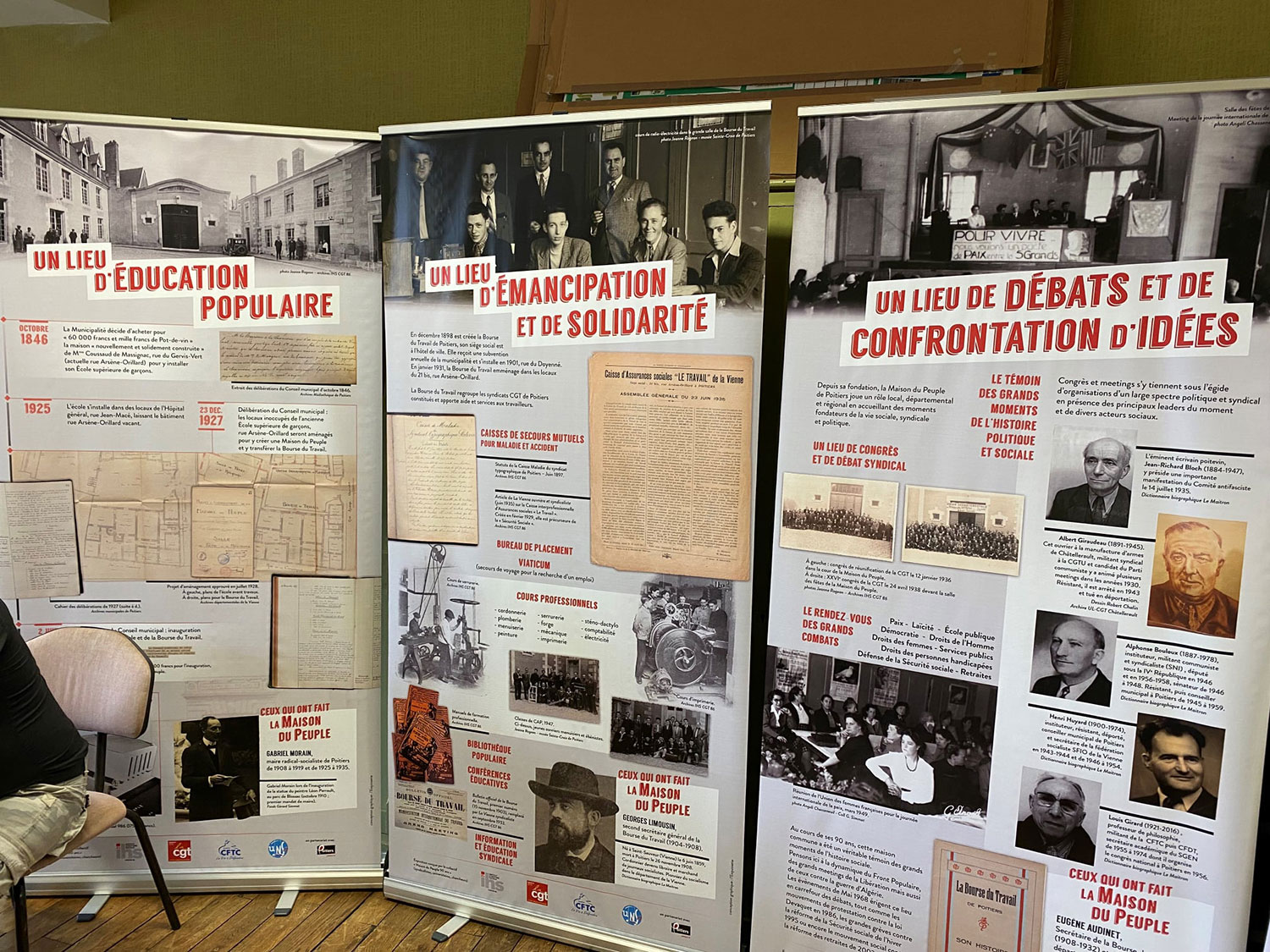 les panneaux 1 à 3 exposés dans la Maison du Peuple