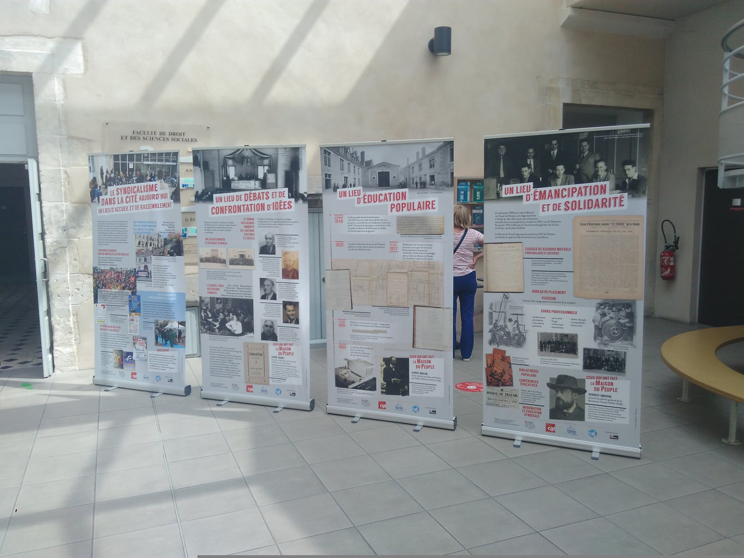 les 4 panneaux d'exposition dans le hall de la conférence