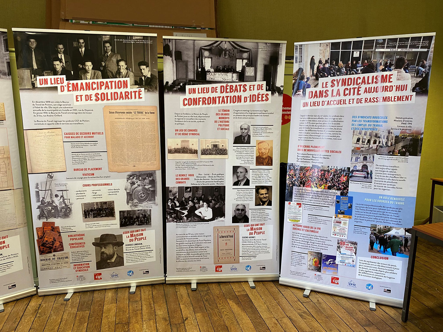 3 panneaux d'exposition dans une salle de la Maison du Peuple de Poitiers