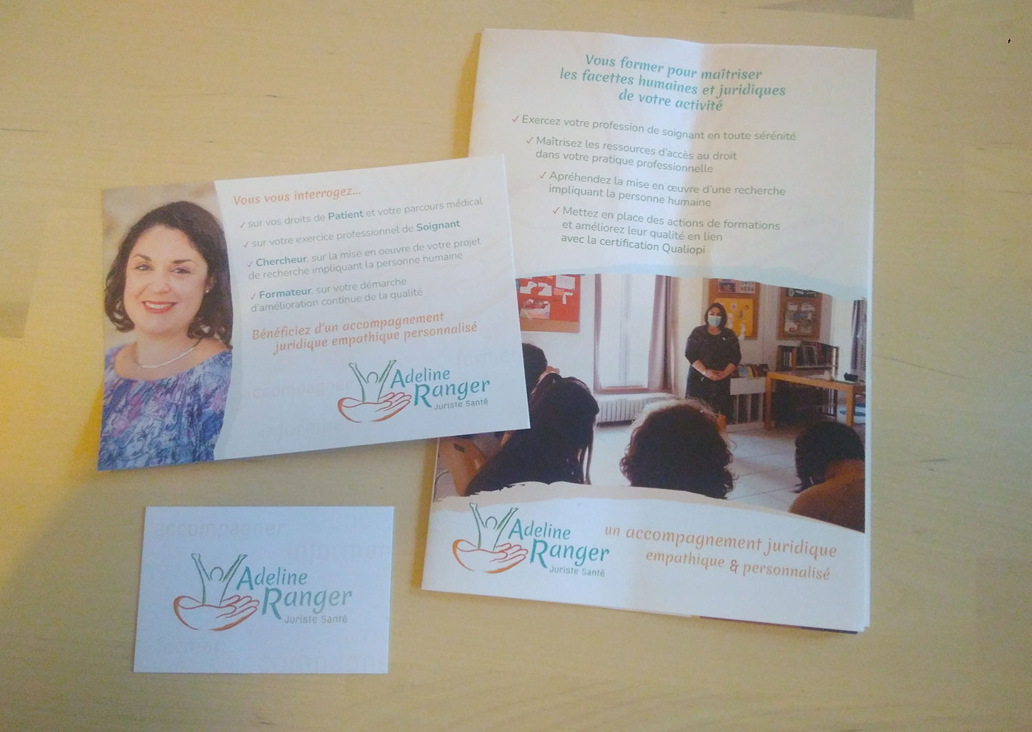 les différents supports de communication imprimés, disposés sur une table